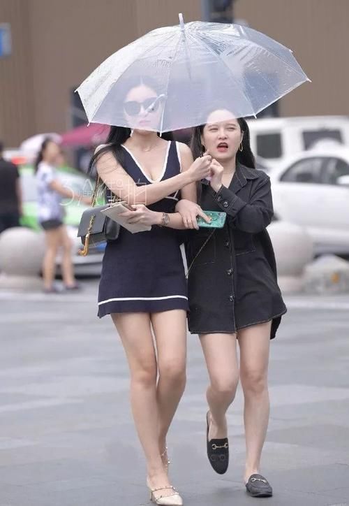 路人街拍既没下雨又不防晒的透明伞，美女身材抢眼心思难猜啊