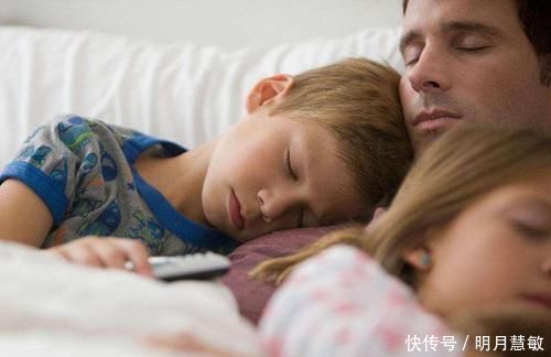 身高|睡前的3个“坏习惯”,会悄悄偷走孩子的身高,希望你家娃没有