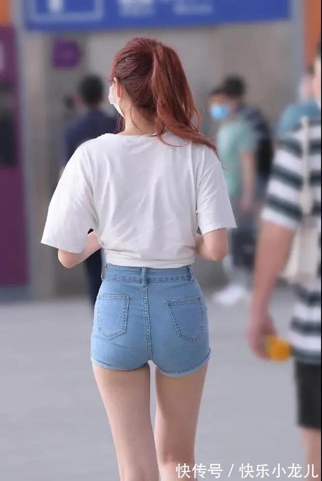 T恤 白色T恤搭配牛仔热裤,真的是青春感十足,清爽又靓丽