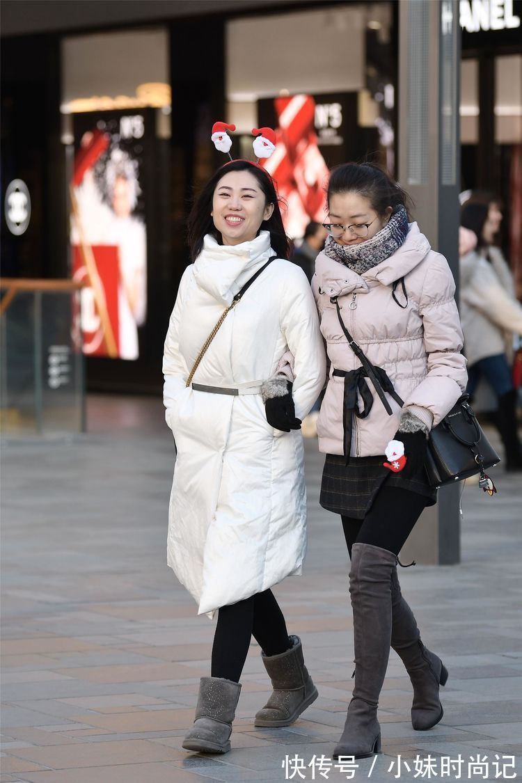 羊羔|街拍:美女一条黑色皮裤,搭配黑色羊羔毛的小夹克,身材很好!