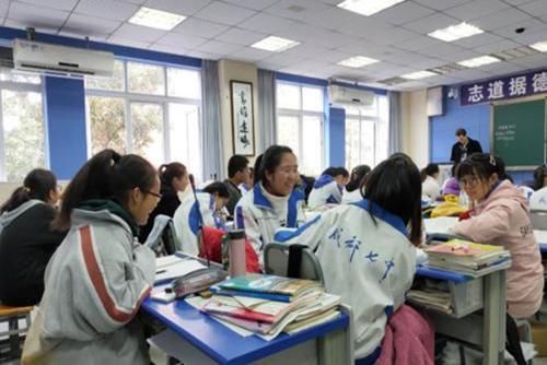 学霸会坐教室第一排吗？资深教师揭秘“座位奥秘”，跟网传不一样