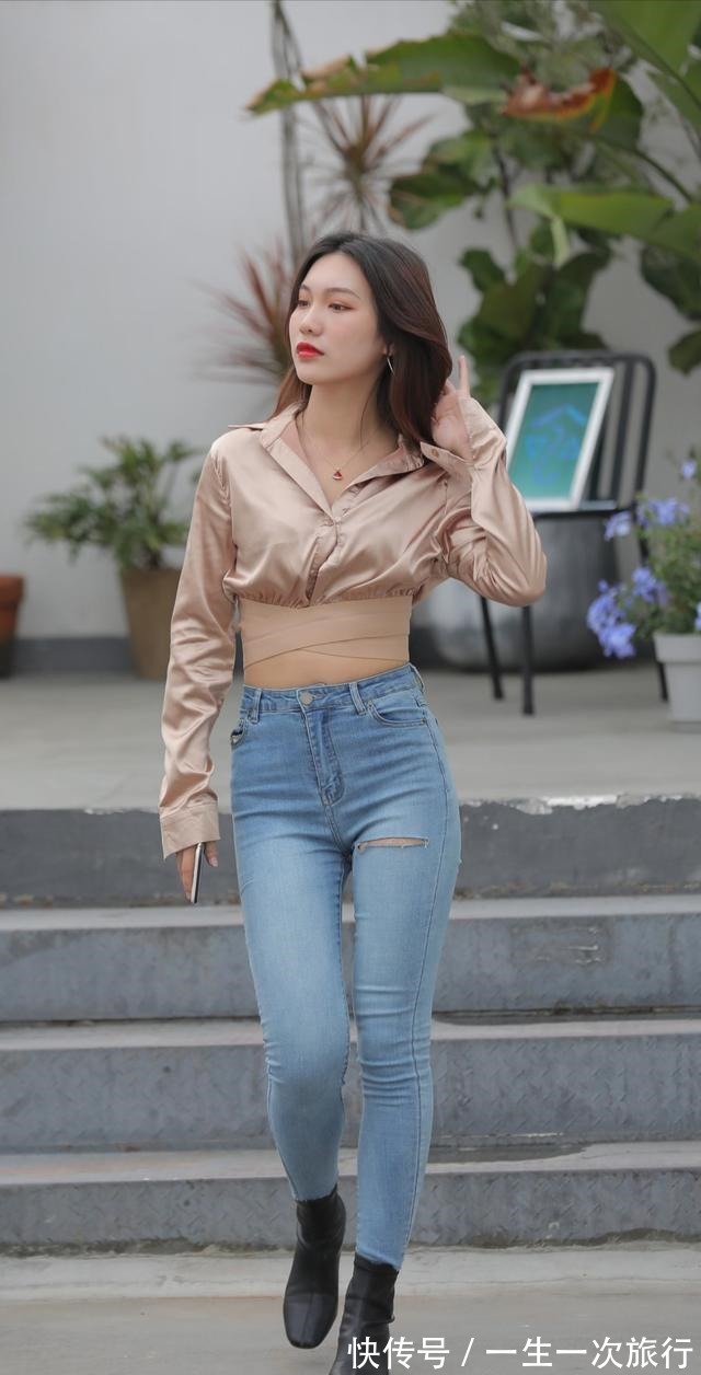 牛仔裤 浅蓝系紧身牛仔裤配浅棕系短裙，时髦而修身，气质干练而潇洒！