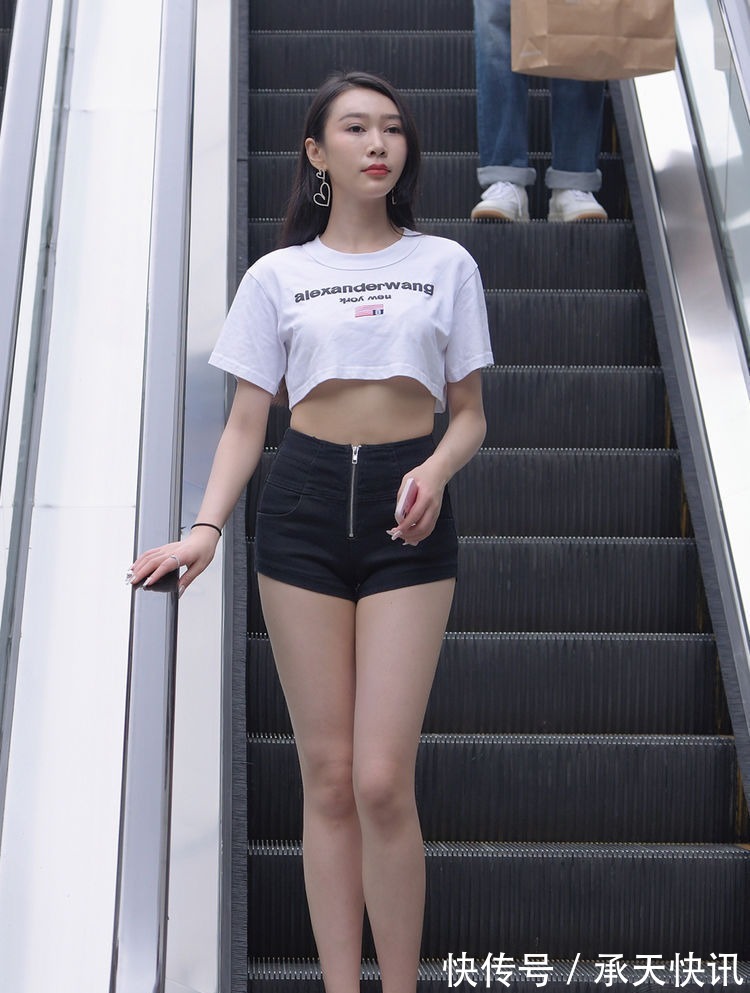 搭配 经典的搭配,白色短款短袖衫,配黑色高腰短裤,清新时尚高挑靓丽