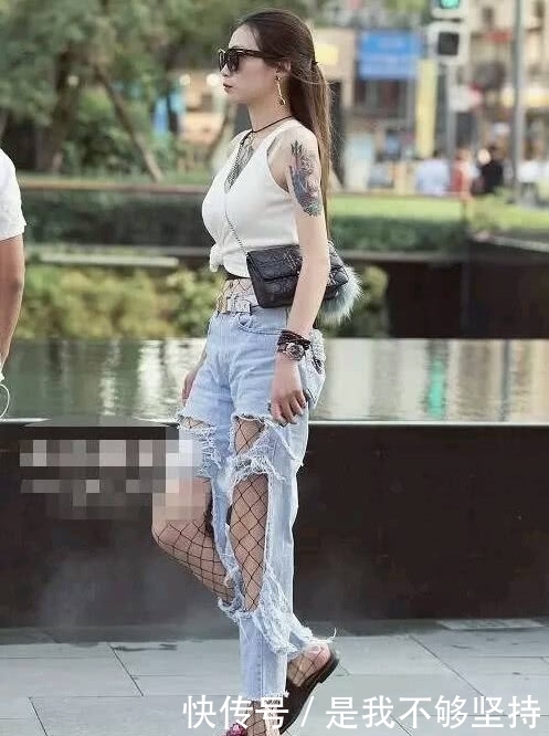 成熟|街拍:成熟大方知性的大姐姐,凹凸曼妙,青春活力很活泼!