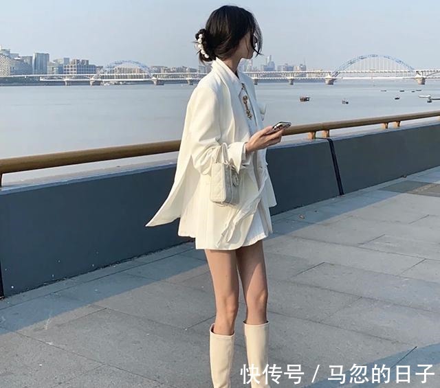 高跟鞋 个矮的女人,放弃短靴吧!试试这4双“高跟靴”,不仅时尚还显高!
