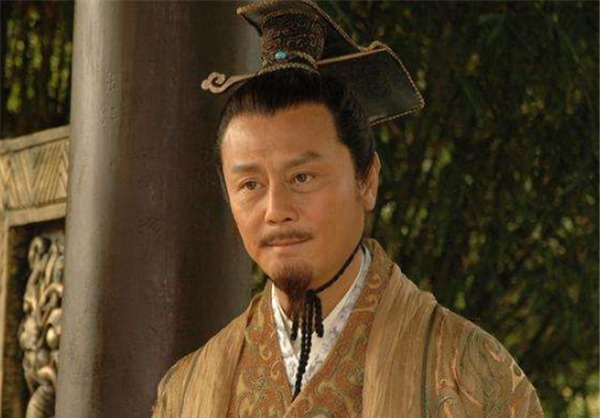 妃子|皇帝打猎遇野熊,侍卫都惊慌逃命,妃子只身挡住,皇帝:你不怕吗