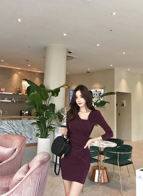 勃艮第|美女穿搭:小姐姐爱穿包臀裙,露出白皙美腿,性感又妖娆!