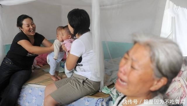 外婆|为啥外婆带娃有辛苦费,奶奶带娃理所当然?宝爸听到回复无言以对