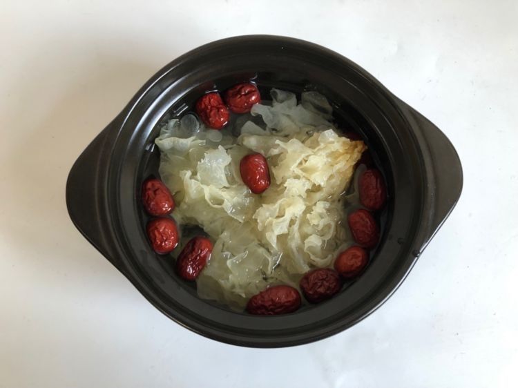 南瓜银耳汤,味道酸甜好吃,适合女生的甜汤