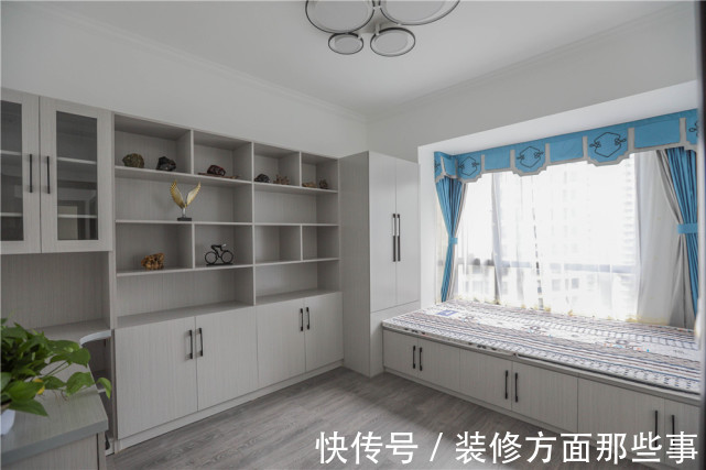 简洁|113平现代风三居室，在客厅黑灰中加入跳跃的亮色点缀