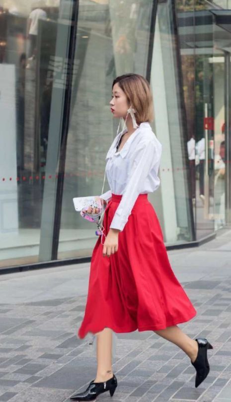 红色|街拍:白色衬衫+大红色长裙,小姐姐太会穿搭,红裙太吸引眼球了