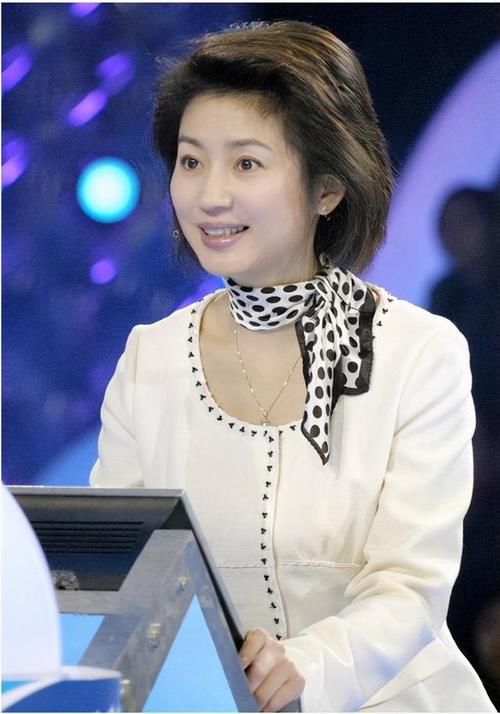  下巴|王小丫变瘦了！扎马尾辫穿黑色套装尖下巴抢镜，年过半百气质优雅