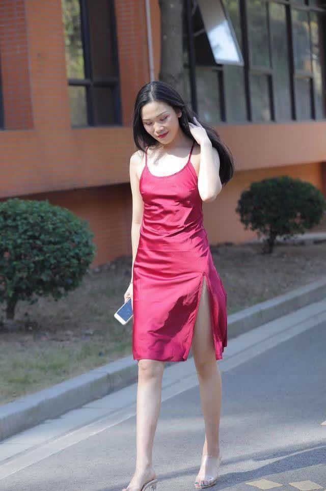 一条红色吊带连衣裙, 尽显阿娜身姿