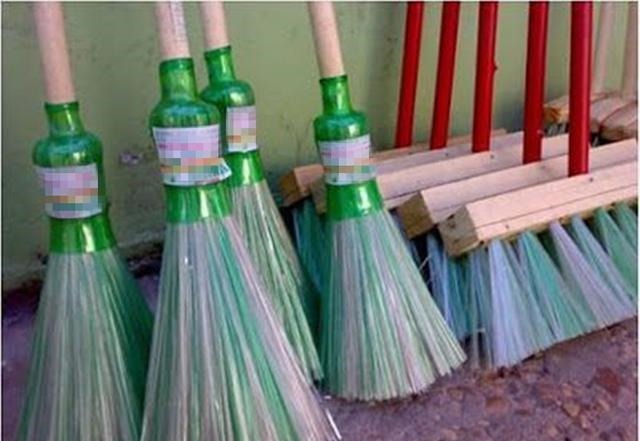 我家扫帚独一无二,忒好用!邻居见后都夸:塑料瓶做的还挺好看
