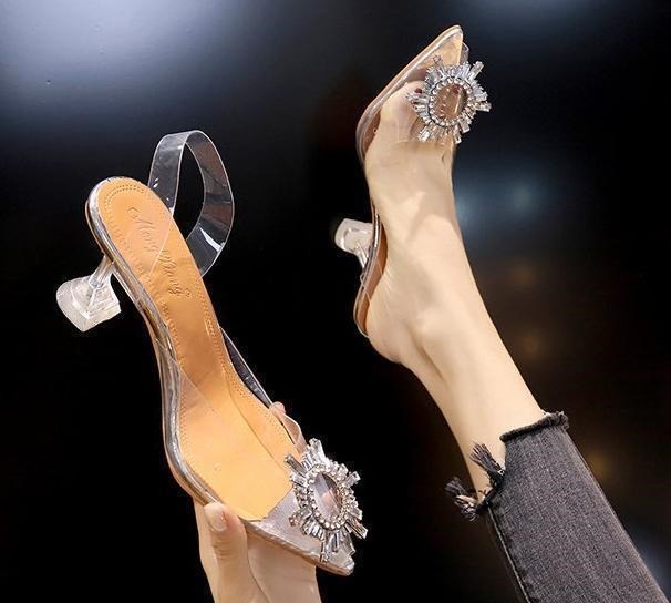 高跟鞋 盛夏已至,透明高跟鞋登场,透明鞋身拉长腿部线条,更显女性魅力