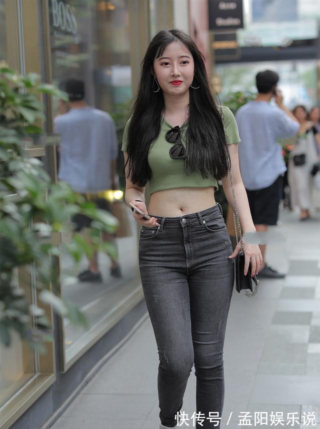 打底裤 绿色露脐短袖上衣搭配黑色打底裤,时尚搭配,阳光清新有活力