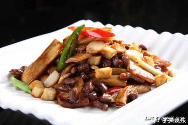 炒茄子先放油那就错了！酒店大厨：茄子不发黑这么炒