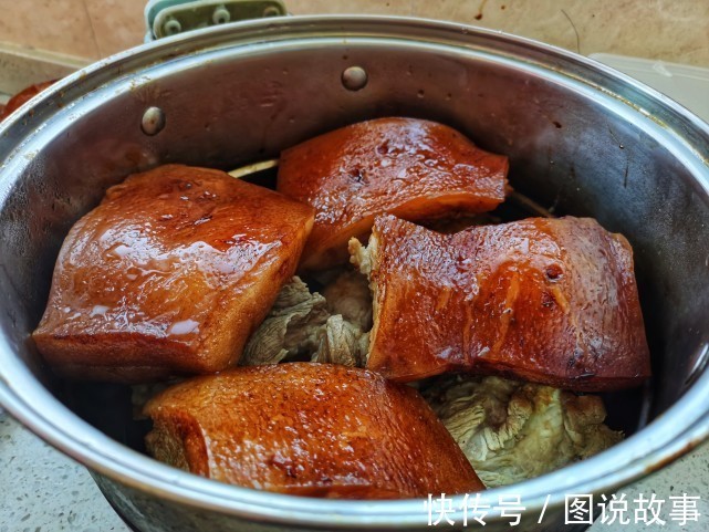 冀东人过年新习俗，炖肉升级改做酸菜冒肉，肥而不腻一人能吃一碗