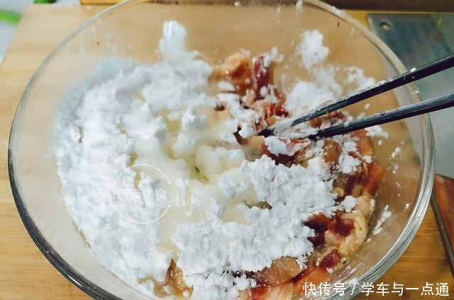 炸酥肉时,很容易出现“脱壳”现象,我来教你怎样解决这个问题