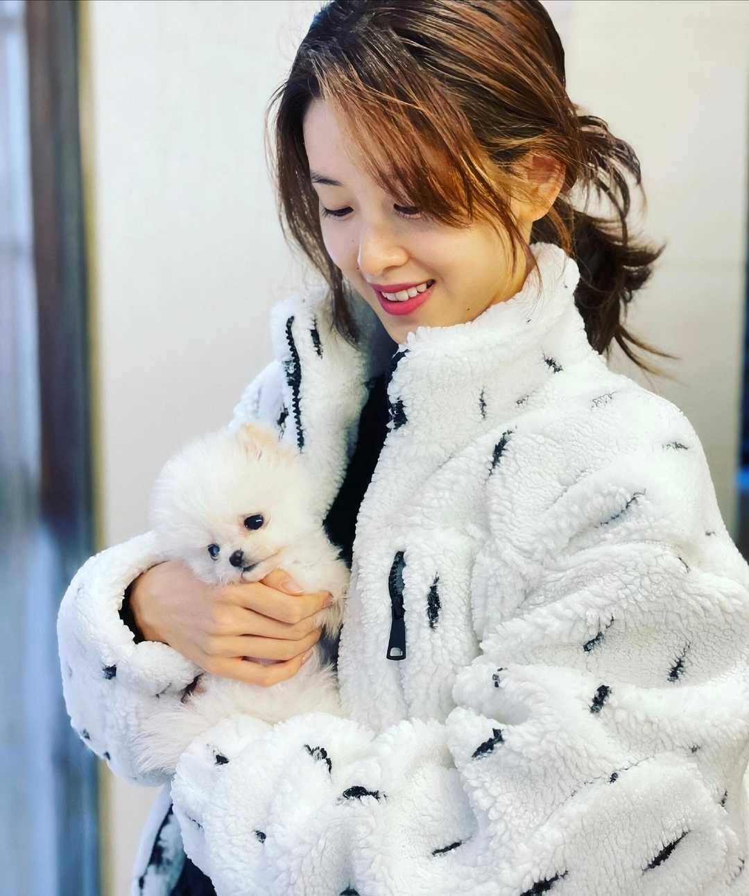 章泽天“阔太”气质范十足,穿针织衫搭配破洞牛仔裤,活泼又洋气