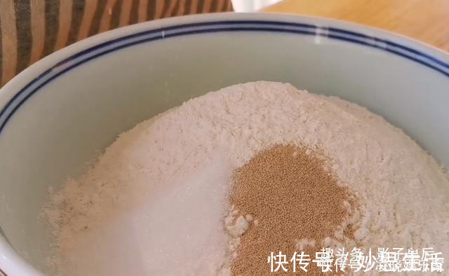 面粉里加2个橘子,不用揉面,不烤也不烙,筷子一搅,营养又解馋