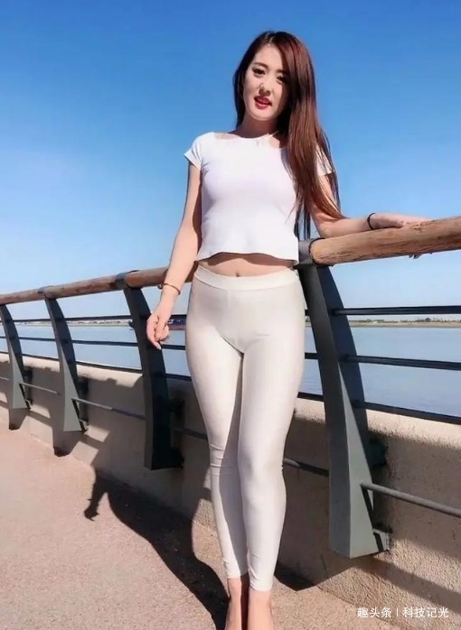 细腿 贴身收腹的“无痕裤”，恰好迎合美女的蜂腰细腿！