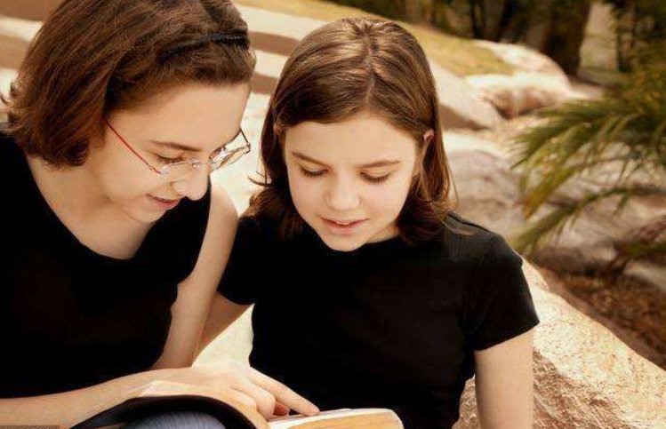 孩子|女儿书包意外跌落违禁物,孩子谎称“口香糖”,妈妈的处置很高明