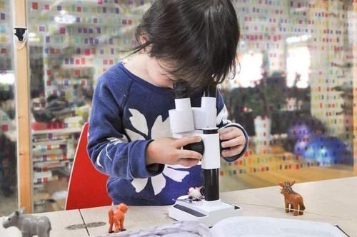 宝爸|“花痴宝宝”地铁上'狂撩'邻座小哥哥,宝爸傲娇:难道我不帅?