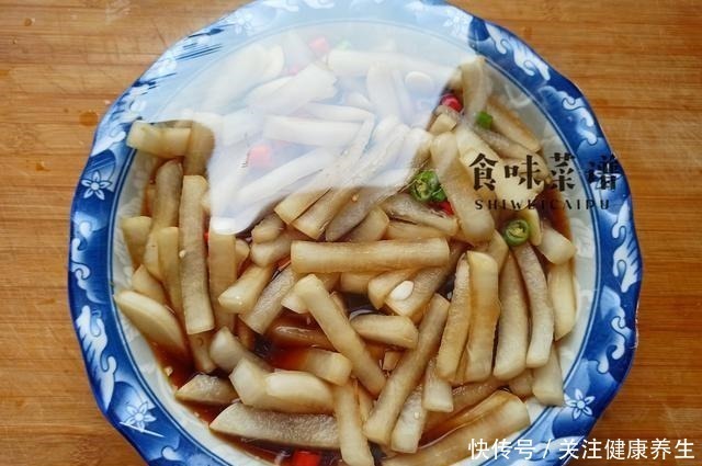 腌萝卜|奶奶教我的腌萝卜方法,无需一粒盐,酸甜又脆爽,2个小时就能吃