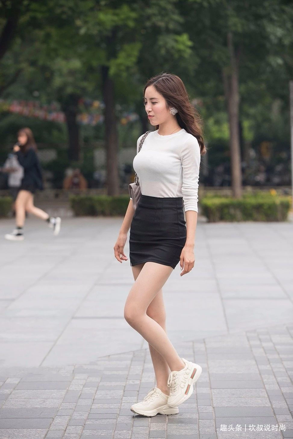 高跟鞋 想要打造气质美,那就试试简约得体的半身裙穿搭,舒适又好看