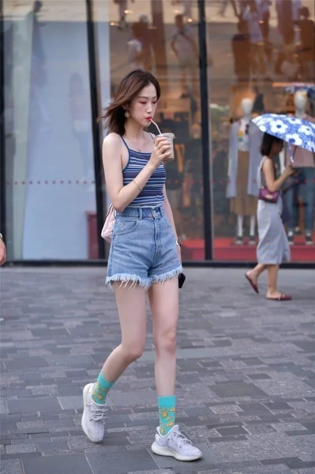 街拍:时尚靓丽的气质美女,灰色的连衣裙,很显优雅身姿