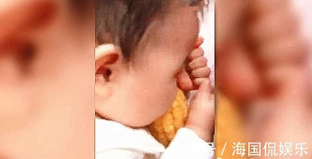 妈妈|宝宝断奶第一天藏在妈妈背后干什么呢凑近一看,既好笑又心疼!