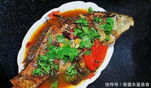 米饭|鱼刺容易卡喉咙,别再喝醋吞米饭,简单一招,让鱼刺自己跑出来!