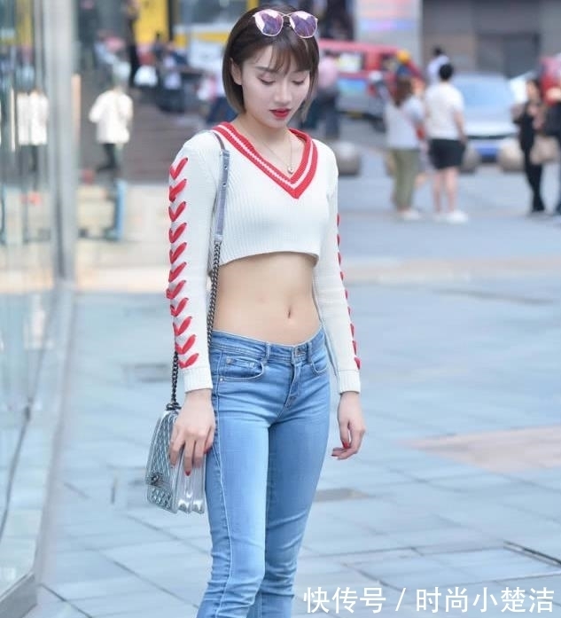修身长裤 针织短装上衣搭配牛仔修身长裤，活泼可爱，青春时尚