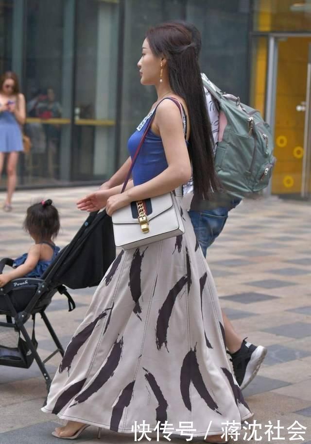 吊带背心|街拍辣妈穿吊带背心搭配长裙,有种成熟女性的温婉味道