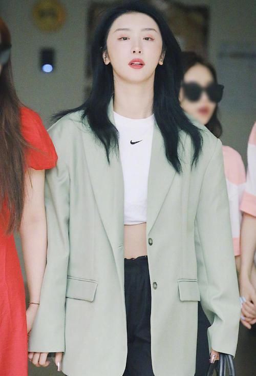 赵小棠穿豹纹短裙加大背头，满满的御姐范儿，没想到身材这么好！