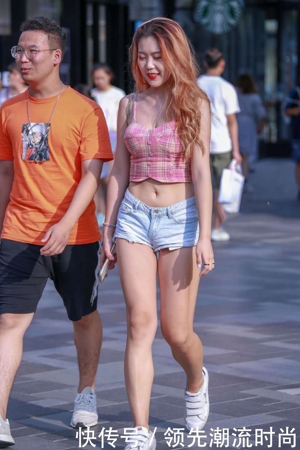 牛仔短裤|街拍超短热裤大白腿,美女丰满的身材更好看