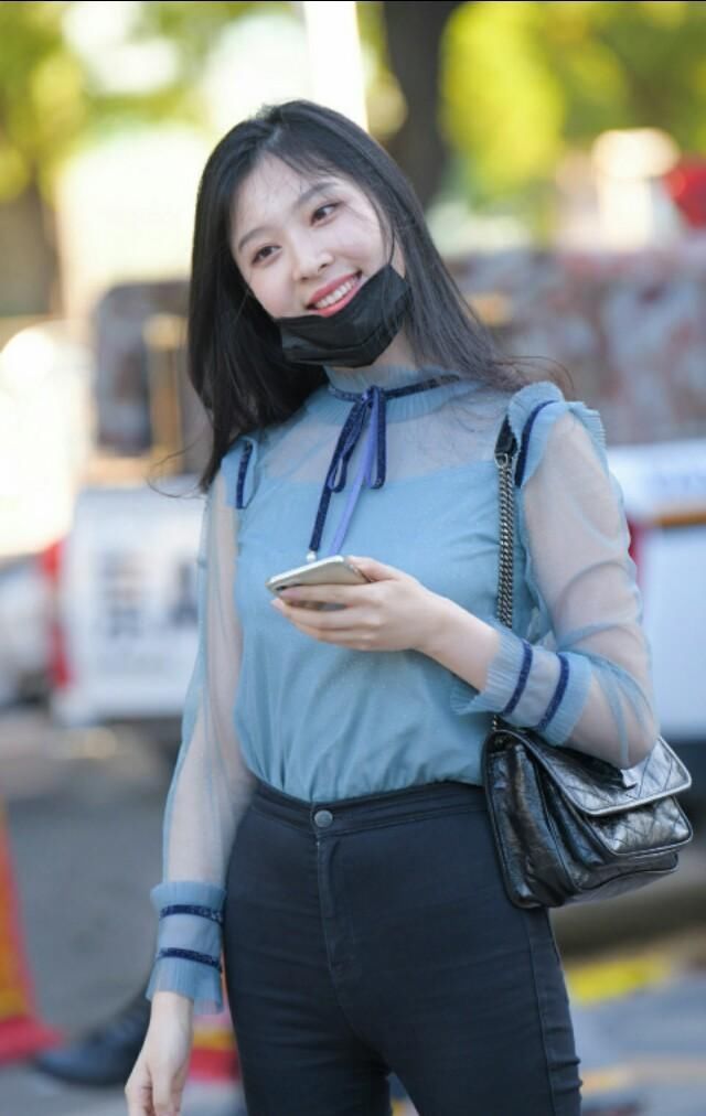 街拍蓝色T恤搭配深色牛仔裤,时尚魅力无法阻挡