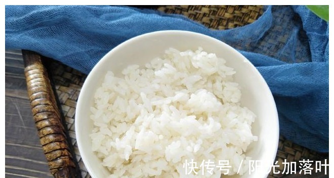 电饭煲|焖米饭，直接放入电饭煲就错了，少了这一步，米饭不软也不香！