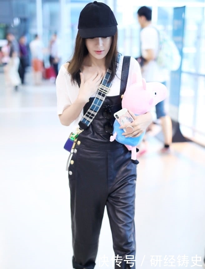 保守|一向保守的秦岚,这次穿白裙耍了“小心机”,吸引了全场的目光!