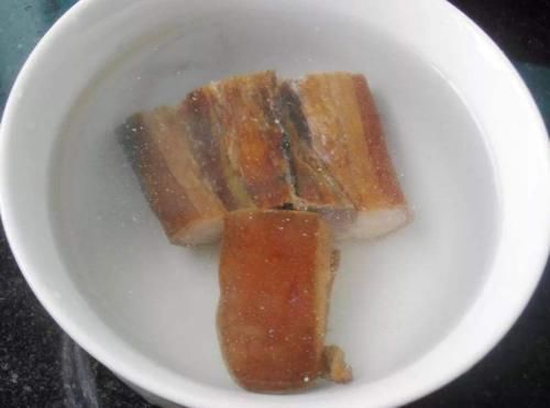 炒腊肉时,不要切了就炒,牢记3个技巧,腊肉吃着香,口感好