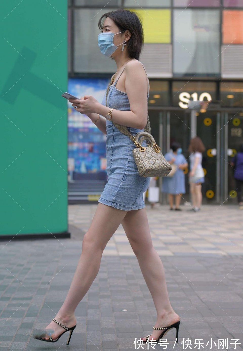 外表|美女一看就不是普通人,逛街时仍然很魅力十足,外表看起来很时髦
