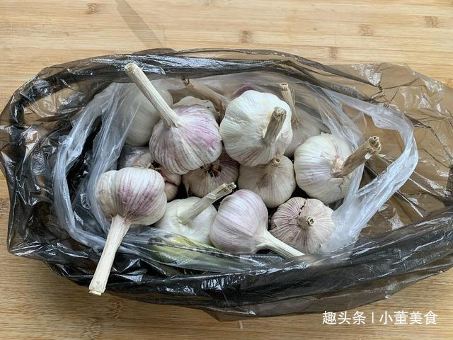 今天才知道,原来保存大蒜这么简单,放一年不干瘪不发芽,真实用