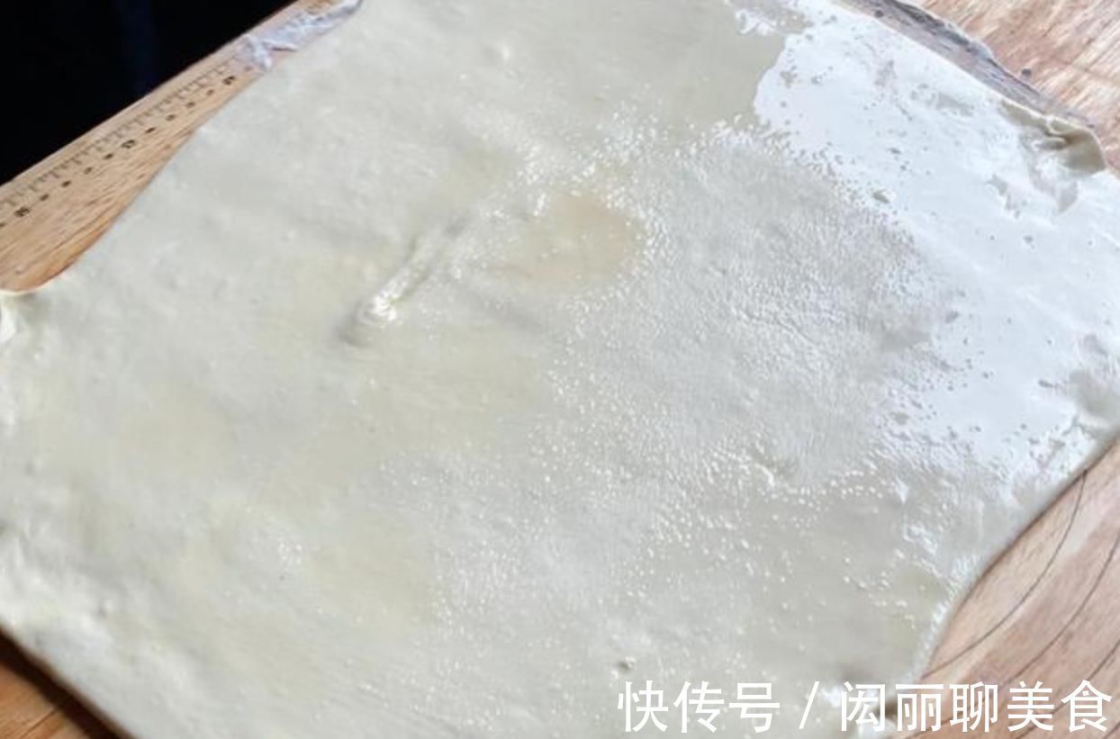 为啥你做的烙饼又干又硬？学会这招，烙好的饼层次分明、薄如纸