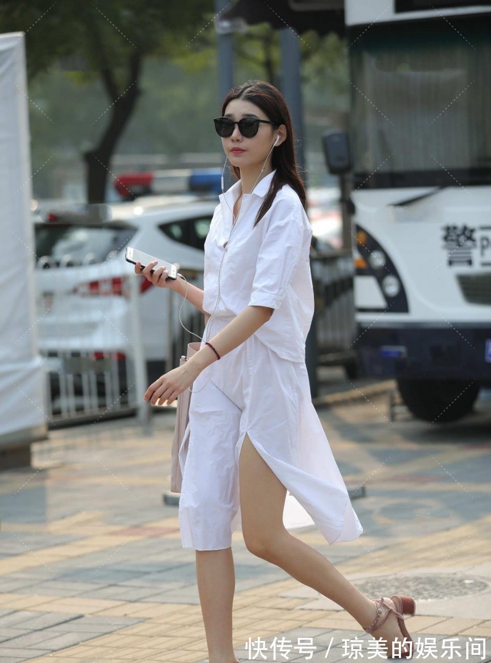 上衣 黑色上衣搭配米黄色牛仔裤,美丽大方,气质优雅