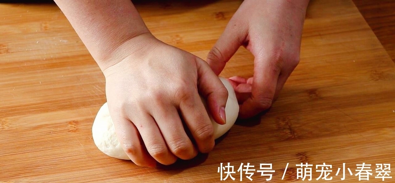 教你气泡饼的新做法,只需用小碗按下圆形面皮,个个空心鼓大泡