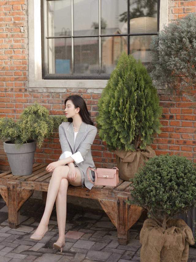 时尚博主|初秋的早期穿搭分享,这几款好看又实用,简约又时尚的气质搭配
