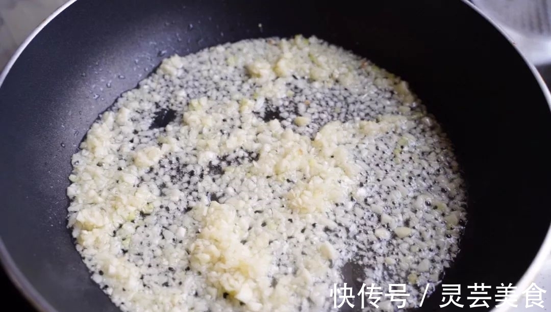 浓郁|吃8个扇贝要配2头蒜,这样的蒜蓉粉丝蒸扇贝味最正!蒜香超浓郁!