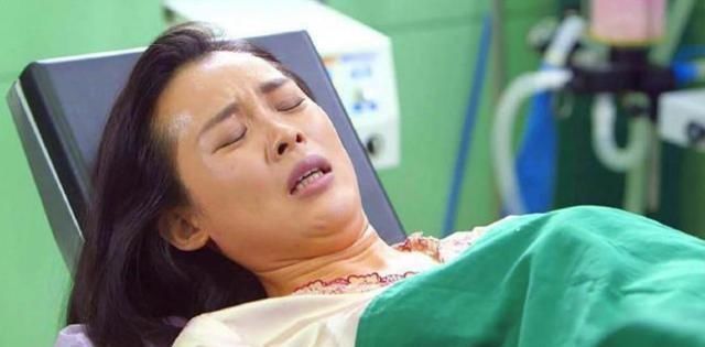 护士|孕妇在产房生了第二个孩子,但只有女儿在外面等着护士询问后哽咽了