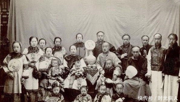 梯子|晚清真实老照片,百姓帮八国联军带路扶梯子,图5的少妇眼神迷离